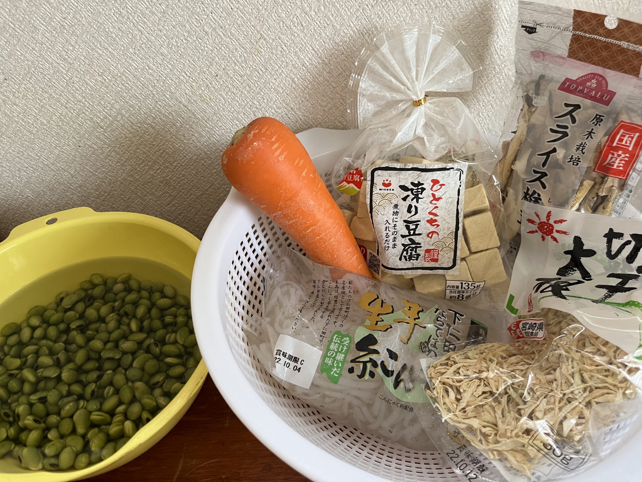 青大豆と高野豆腐の煮物の材料一覧を撮影した写真