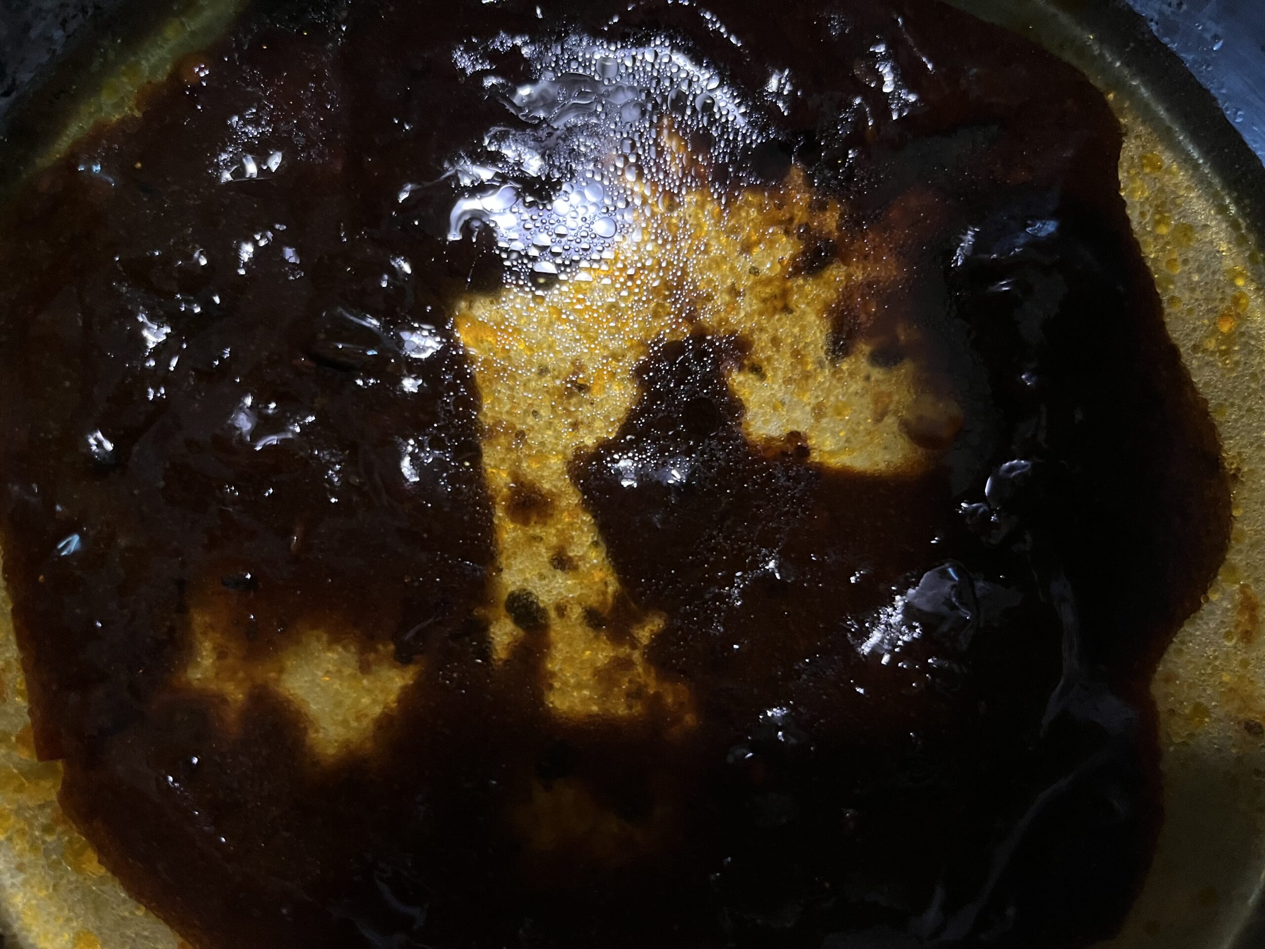 麻婆豆腐の調味料と少しの水（大さじ）を鍋に入れた様子を撮影した写真