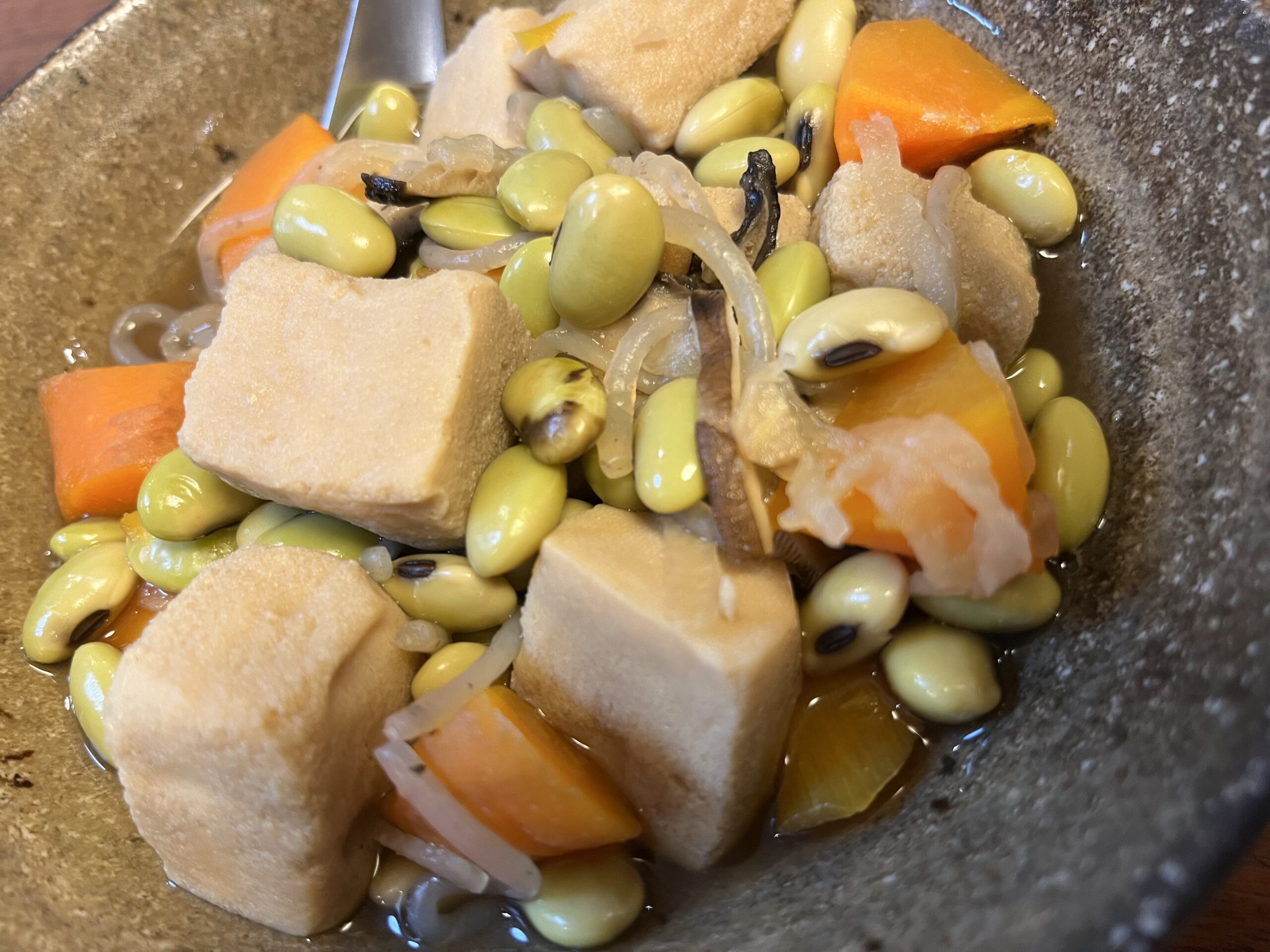 青大豆と高野豆腐の煮物の完成を撮影した写真