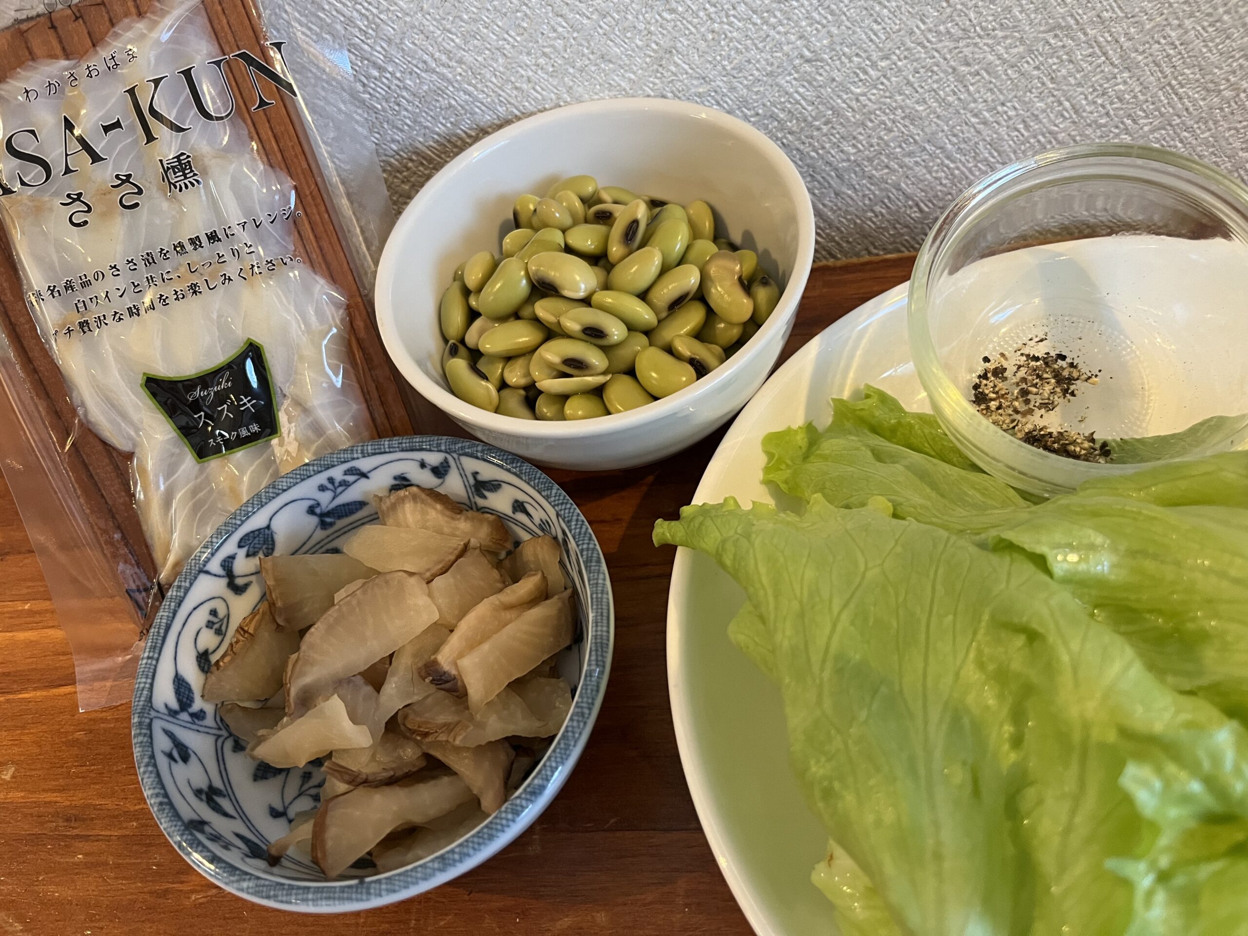 スズキの米酢燻製と青大豆＆いぶりがっこのレタスサラダの材料一覧を撮影した写真