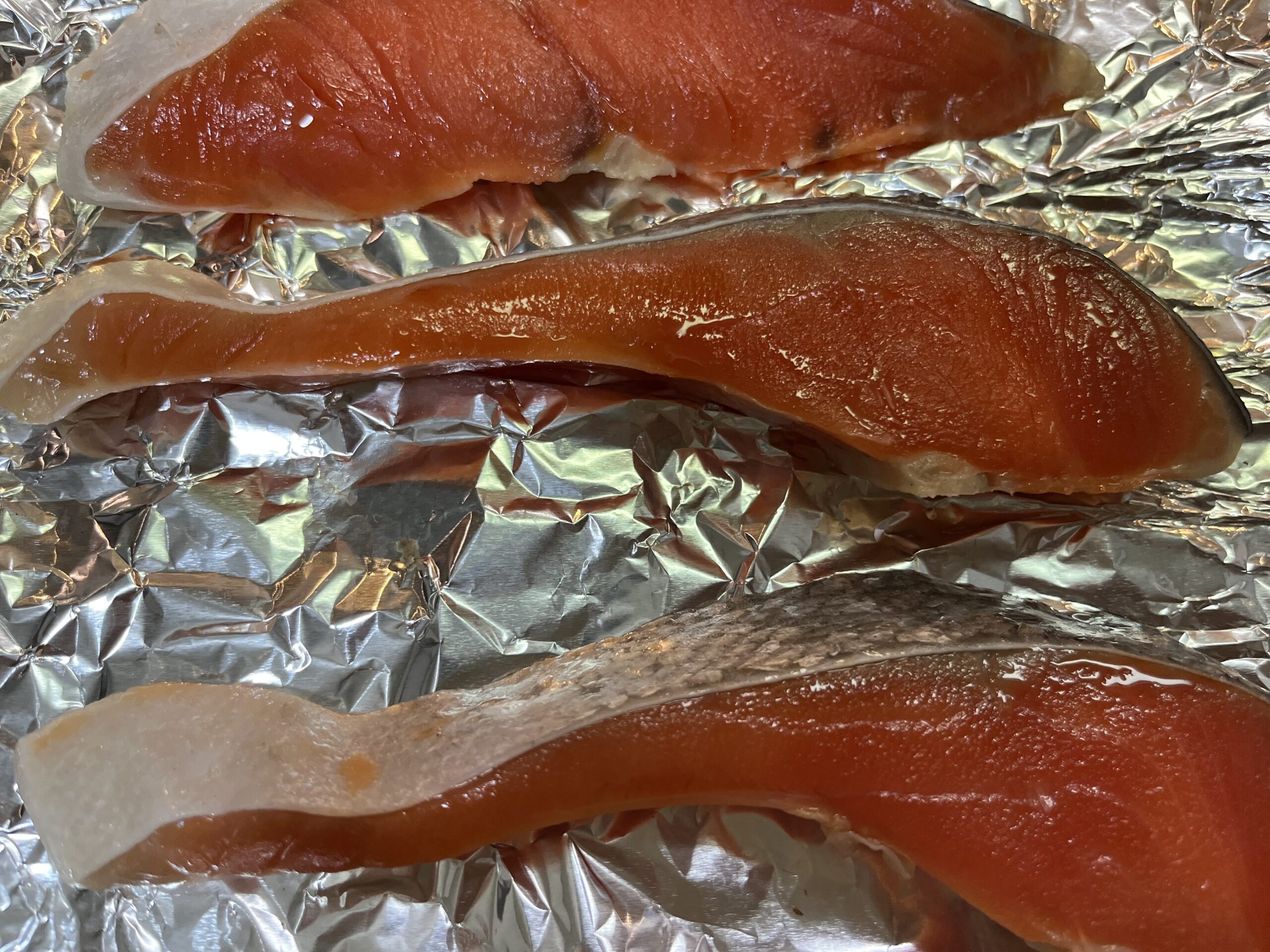 鮭をオーブントースターに並べて居る様子を撮影した写真
