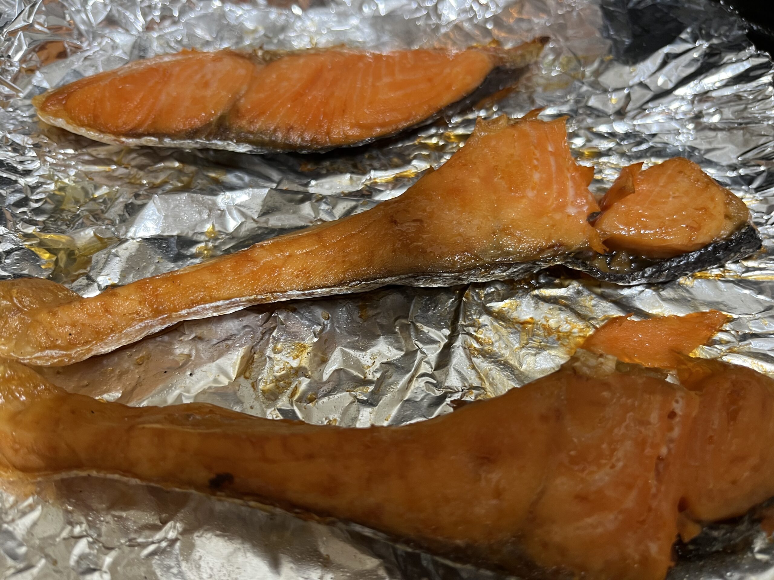 オーブントースターで表裏を焼いた鮭の様子を撮影した写真