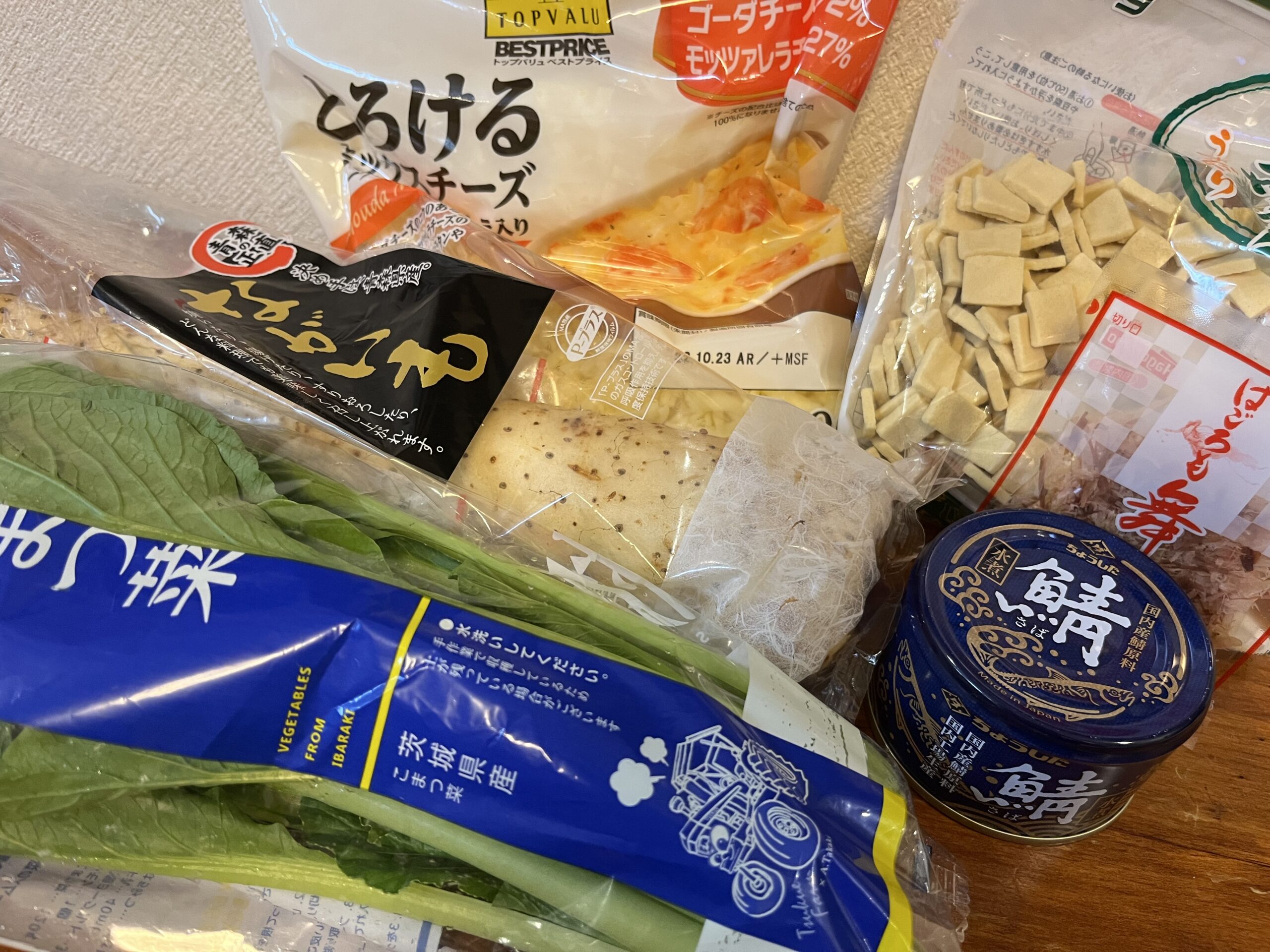 サバ缶と高野豆腐の小松菜チーズグラタンの材料一覧を撮影した写真