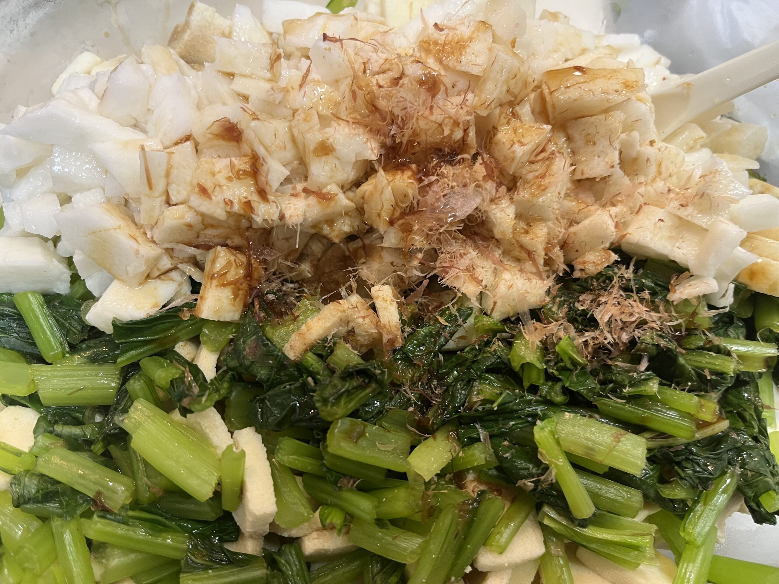 小松菜、長芋、高野豆腐に残りの鰹節、醬油、麵つゆを和えたところを撮影した写真