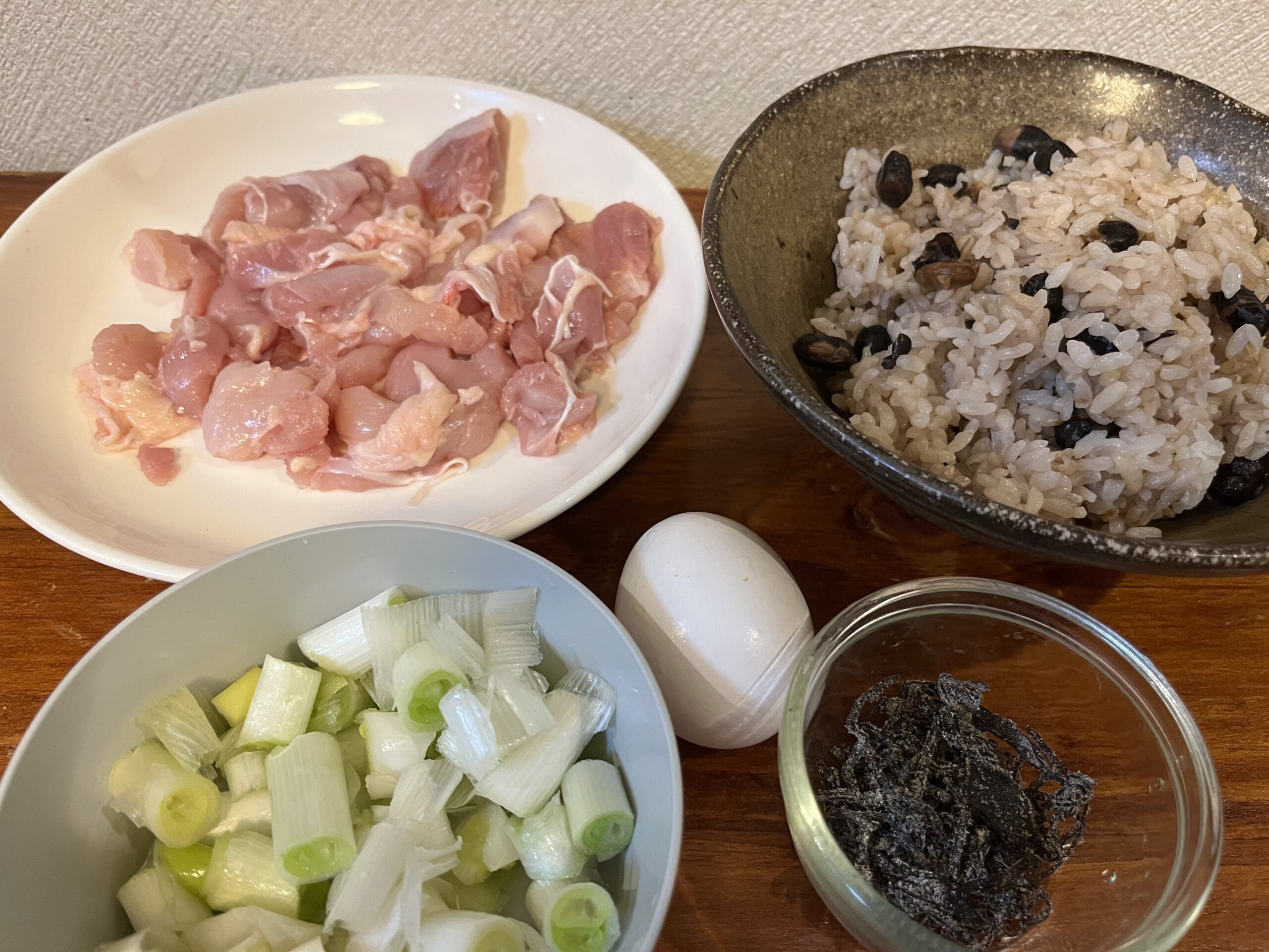 黒煎豆のふわふわ鶏たまご雑炊の材料を撮影した写真