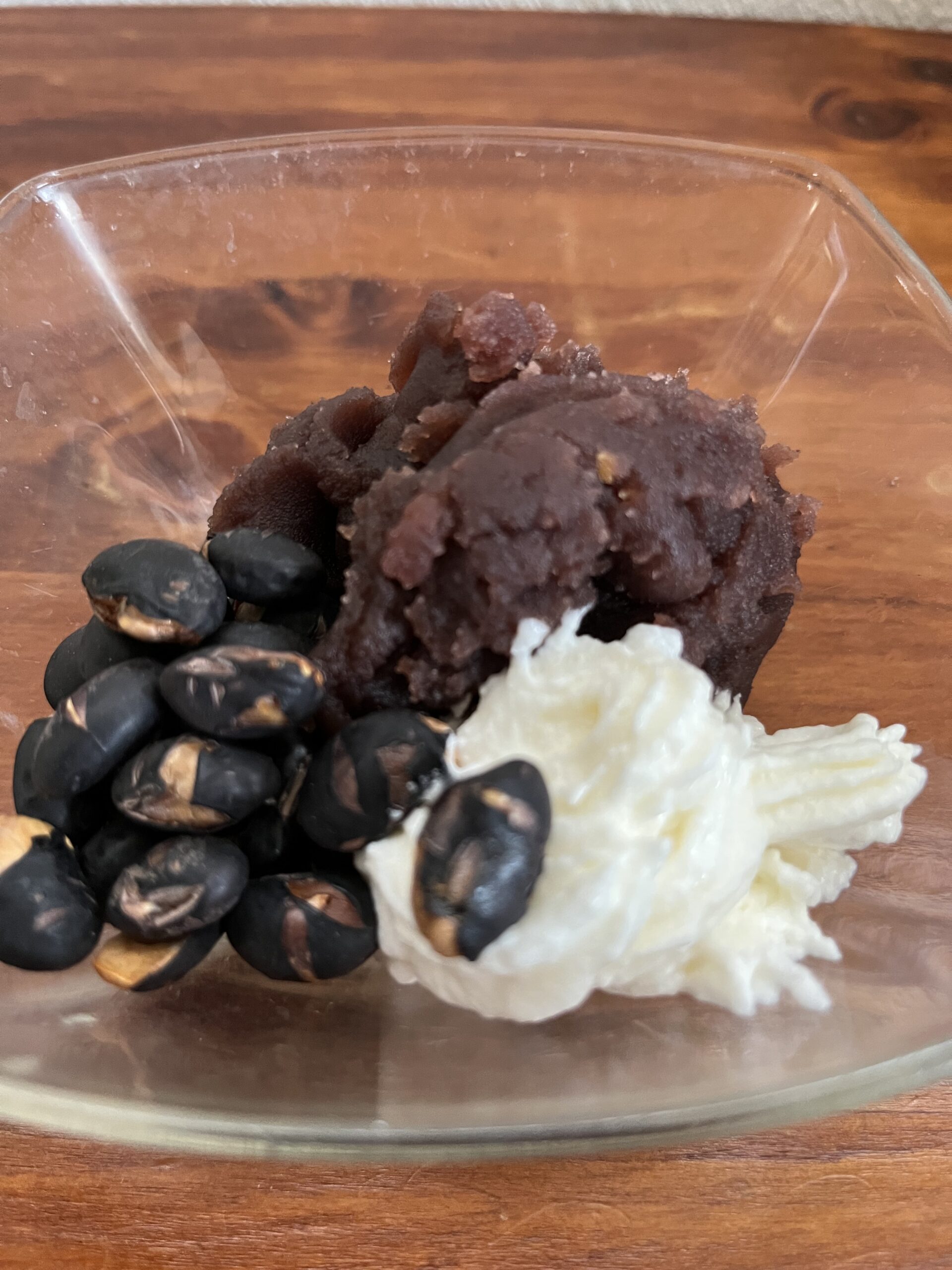 黒煎豆、あんこ、ホイップクリームを混ぜ合わせる様子を撮影した写真