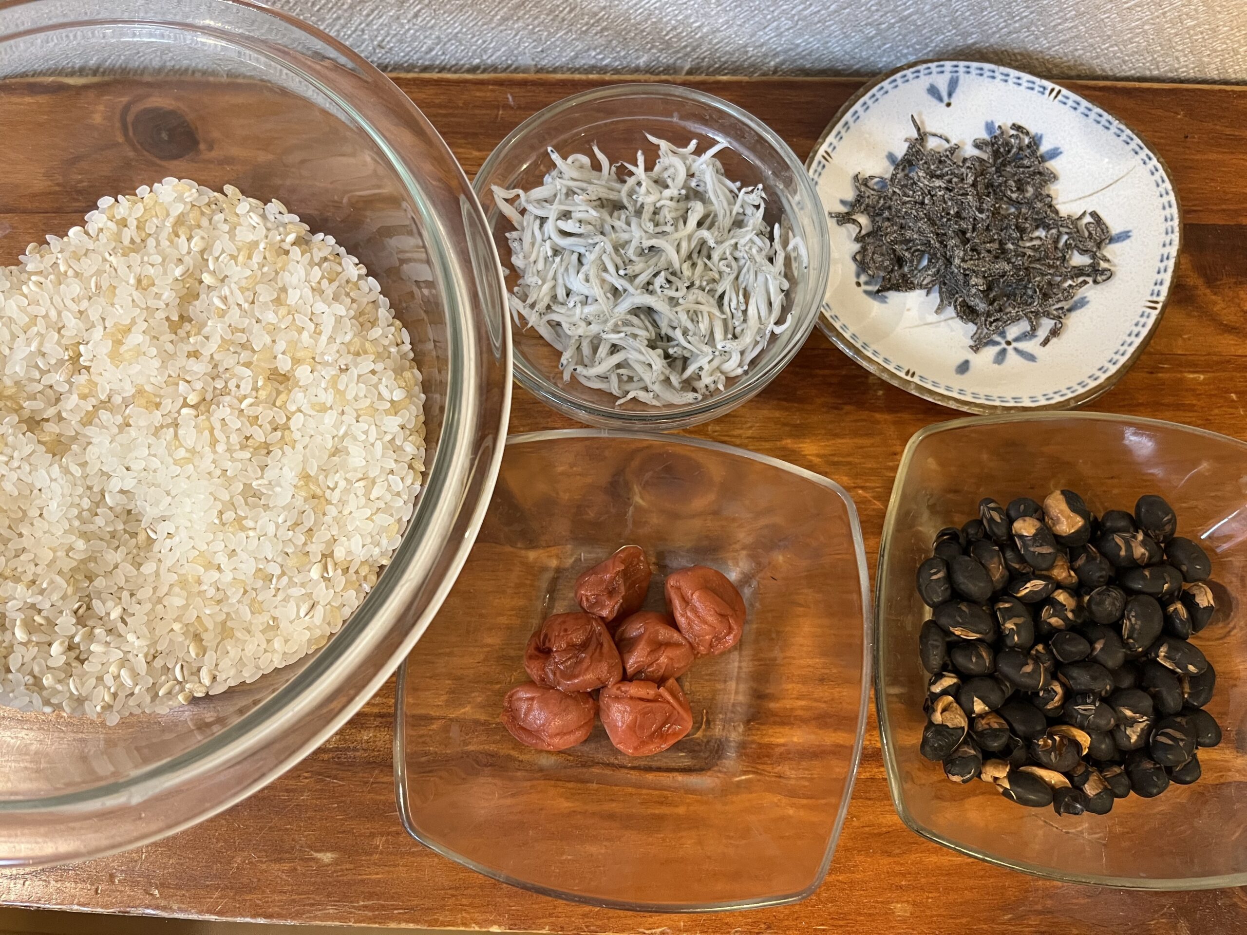 黒煎豆の炊き込みご飯で作る、梅じゃこと塩昆布のおにぎりの材料を撮影した写真