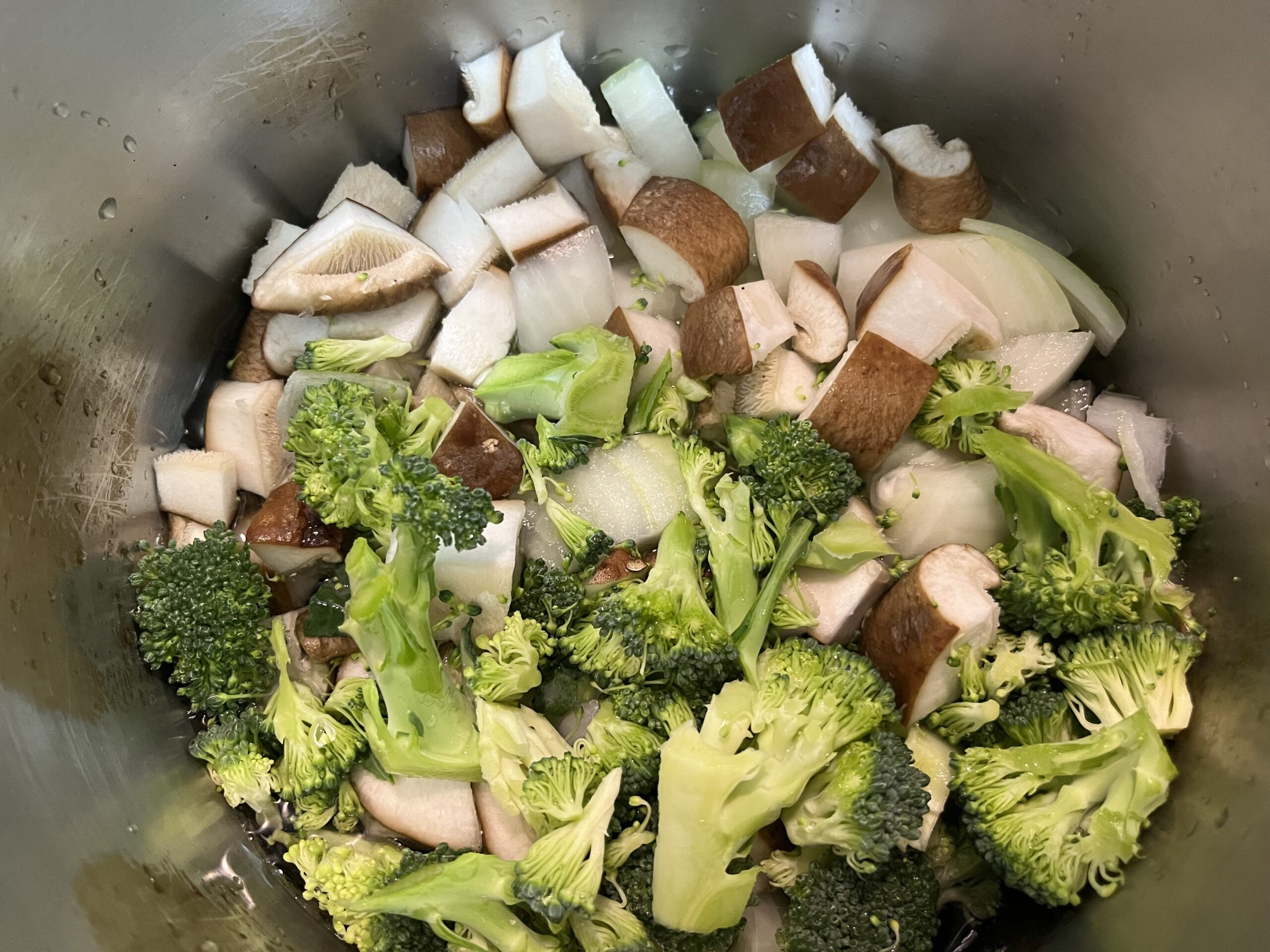 ブロッコリー、玉ねぎ、椎茸を１～２センチに切ってオリーブオイル大さじで炒める様子を撮影した写真